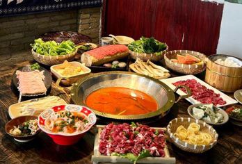 贵州西江千户苗寨一日游【 贵阳启程，赴西江长桌宴醉饮忘忧】【一场长桌宴，盛满苗族千年风味，席间歌舞、碰杯声起，带你深度领略苗乡的独特魅力】