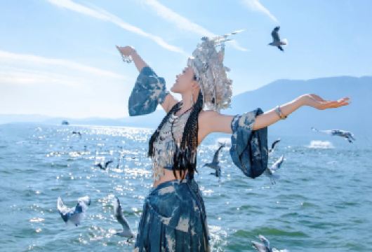 【包车私家团】昆明滇池+西山+云南民族村一日游●上门接送【[臻享]多款车型自由选择、全程独立用车无缝接送、随车提供矿泉水、晴雨伞、抽纸巾、手机充电服务】