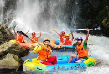 清远鼓龙峡漂流之旅 + 广州出发（含往返交通）【惊险刺激的古龙峡漂流！征服湍急的河水，穿梭于茂密的森林和壮丽的峡谷之间。 无需担心交通问题——舒适的空调巴士会在广州接送您。 来古龙峡清凉的山泉水中畅游一番，逃离广州的炎炎夏日吧！】