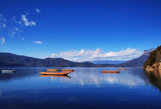 【赠送女神湾】泸沽湖环湖包车一日游可选丽江出发专业司导带玩【可私人定制的VIP包车服务，+360度环湖 独立包车，全程纯玩时间充足，轻松自由行线路】