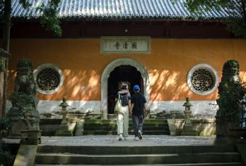 天台国清寺半日游【含2小时人工讲解+赠帆布包加盖祈福章】【[隋代古刹]国清寺位于浙江台州，历史悠久，是天台宗发源地，多次历经毁建。建筑风格古朴典雅，内涵丰富！】