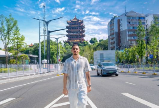 感官之旅武汉（黄鹤楼+湖步巷+湖北省博物馆+东湖）【专属导游和车辆，灵活的行程安排，深入的讲解。 乘坐中国自动驾驶出租车“百度Apollo Go”，体验未来出行方式。 登上名塔，漫步古巷，聆听钟声，徜徉湖畔——一次领略武汉的多元魅力。】