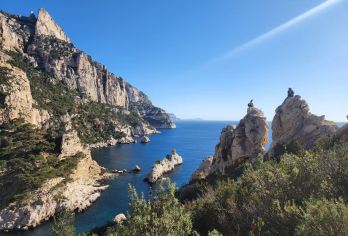 法国马赛卡朗格峡湾观景+守护圣母圣殿+伊夫岛+马赛老港一日游【熟悉山路与港区路线，妥善安排停车，提供舒适便捷的点对点服务】