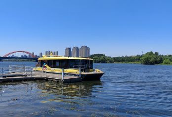 张学良旧居+赵一荻旧居+浑河游船+棋盘山风景区一日游【尊享出行体验：全程专属 VIP 专车，专属座驾随行，点对点无缝接送，免去换乘奔波。】