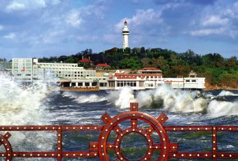 烟台养马岛+渔人码头+东炮台+月亮湾+烟台山+朝阳街 一日游【烟台火车站3公里范围内上门接送，全程纯玩无购物店，安心出游，开心游。】