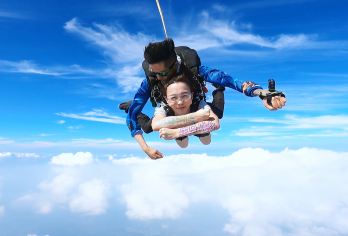 广东珠海跳伞基地一日游【跳伞+空中酷炫拍摄】【[刺激体验]高空自由落体，俯瞰震撼美景；】