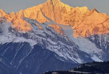 香格里拉+梅里雪山一日游日出线【2-8人小团-上门接送】【[同款亲民价]打卡梅里雪山飞来寺&雾浓顶2大观景+白马观景台+大拐湾+纳帕观景台+贺龙桥】