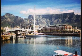 南非开普敦 罗本岛+维多利亚港+大康斯坦夏葡萄庄园包车游【维港小憩，感受南半球盛夏时节，去南非古老酒庄，品尝葡萄酒】