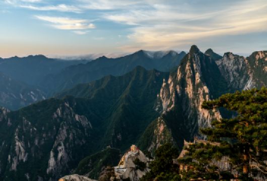 华山一日全包游[专业导游]【华山以其险峻的山峰而闻名，每个季节都展现出独特的美景。 华山是道教的发源地，古老的庙宇和历史遗迹与自然文化完美融合。 一位资深英语导游将全程陪同，为您讲解景区历史，全程沟通无障碍。】