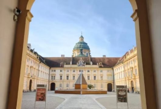 奥地利梅尔克【多瑙河畔的巴洛克圣境】中文包车一日游【多瑙河碧波淌过，山岩上的巴洛克修道院金顶熠熠。】