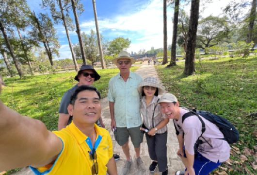 专属一日包团——从吴哥窟到空邦鲁沼泽森林日落之旅【全日私人导游体验，涵盖吴哥窟寺庙与空邦鲁沼泽森林。 游览必看寺庙包括吴哥窟、吴哥通城、塔布笼寺，以及在洞里萨湖空邦鲁沼泽森林乘船欣赏日落。 作为额外福利，我们为每位旅客提供免费eSIM，让您无忧保持网络连接并随时分享旅程精彩瞬间。】