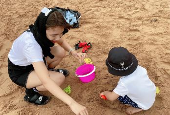 崂山风景区太清+仰口+赶海+青山渔村一日游【儿童老军残免费】【[网红赶海]限定！赤脚踏浪挖嘎啦、捉蛏子、逮螃蟹，解锁鲜活海味，沉浸式尽享捕捞乐趣与大海馈赠～】