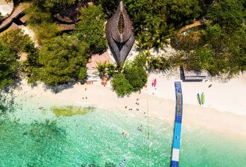 珊瑚岛香蕉海滩快艇一日游·自选项目【[隐秘岛屿之旅] 普吉岛的静谧一面，拥有新月形的白色沙滩、清澈的翡翠色海水和轻松浪漫的岛屿氛围。 [海滨自助午餐] 在海边，一边欣赏海景，一边享用轻松的自助餐、热带水果和清爽的饮品。 [灵活的岛屿时光] 选择您的节奏——在沙滩上放松身心，或根据您的套餐享受精选活动。】