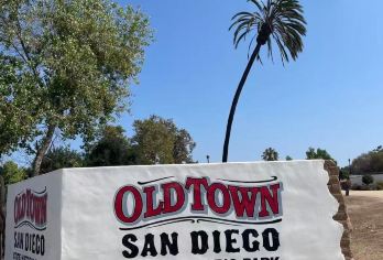 【洛杉矶往返圣地亚哥1日游】中途岛号航母码头+圣地亚哥老城【精致生活，从一场轻奢出行开始，一日纵览加州海岸城市圣地亚哥，打卡航母传奇，漫步西班牙风情街区】