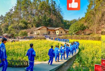 暑期特惠◆一价全含◆韶山毛泽东故居+纪念馆+刘少奇故居1日活动【[红色体验]听伟人故事，漫步伟人家乡。入伟人故居里面，铜像广场瞻仰仪式，导游帮拍视频+图片。】