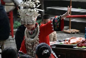 中国湖南凤凰竹山苗寨+无愁河度假区一日游【门票一价全含，包含游艇、特色苗家餐、往返交通】