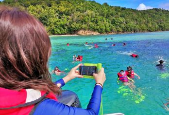东姑阿都拉曼岛 乘船 浮潜 体验 | 沙巴 亚庇【乘船前往东姑阿都拉曼公园，15-20分钟即可抵达岛屿。清澈湛蓝的海水和岛屿周围广阔的绿地映衬下，五彩斑斓的鱼儿在水中游动，令人叹为观止。您可以沐浴在阳光下，或在洁白的沙滩上堆沙堡，或浮潜寻觅美丽的珊瑚和鱼群。】