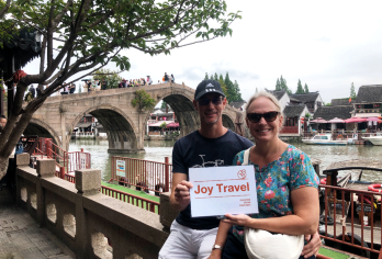 朱家角半日游：漫步水乡古镇，探寻历史遗迹，感受隐藏的魅力【探索古老的巷道，沿着运河和石桥漫步 您也可以选择乘坐传统木船，在水道中悠然滑行。 了解它1700年的历史】