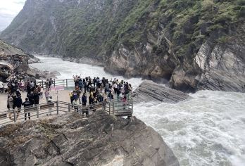云南香格里拉虎跳峡私人团1日游T体验峡谷壮丽、漫步金沙江栈道【漫步在金沙江上的栈道，体验虎跳峡的雄伟。这里奔腾的流水、轰鸣的声响、让你感受到大自然的雄伟与磅礴。】