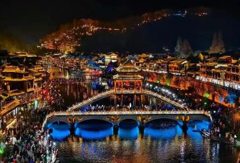 凤凰古城+老家寨+奇梁洞一日游【畅游小包团/怀化出发】【曾被国内外专家学者公认为中国“苗族活化石”凤凰纯苗文化的标志性景点】