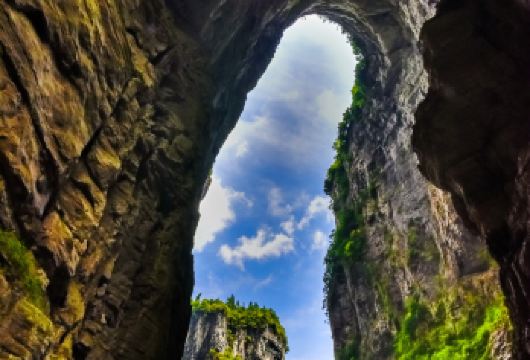 重庆武隆一日游纯玩天生三桥龙水峡地缝2-8人小团含车门票周边【提供主城多区域商圈上门接客（范围：主城重要商圈上门接 解放碑 观音桥 南坪商圈）】