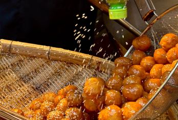 与当地人一起探索更多成都夜间美食之旅【享受成都夜市和历史街道的活力氛围。 品尝各种传统四川菜肴，从烤串到饺子和火锅。 了解成都的烹饪历史和标志性菜肴背后的技术。】