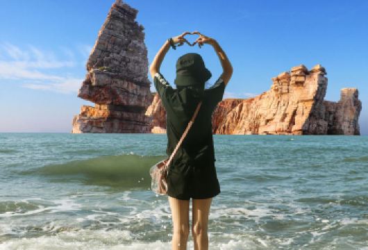 烟台长岛一日游【九丈崖/月牙湾/黄渤海分界线/仙境源】【[景色宜人]海与天的对接，海鸥头上盘旋，触手可及】