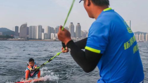 辽宁大连伍浪水上运动俱乐部/尾波冲浪包船体验【全新进口造浪艇+全程教练指导+零基础解锁冲浪】线路推荐【携程玩乐】