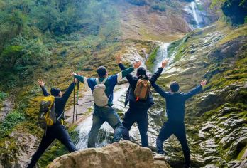 腾冲高黎贡山五道溪+三叠水+野温泉+江苴古镇徒步一日游【[逐溪而行]沿着山间小径前行，清澈的溪流映入眼帘。溪水潺潺，时缓时急，水花在阳光下晶莹闪烁；】