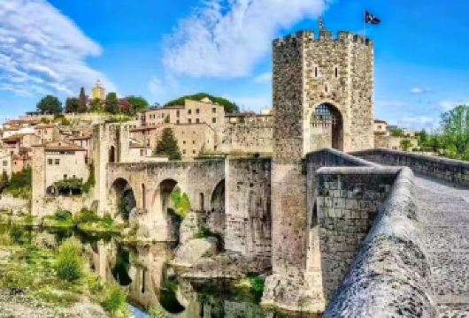 赫罗纳巴＋贝萨卢；塞罗那一日游【中世纪小镇体验权游取景地】【[赫罗纳]穿梭赫罗纳，领略中世纪魅力，置身于权利游取景的画面中和感受在当时影片中】