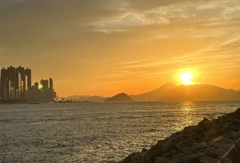 香港中环摩天轮+太平山顶【6小时包车+向导-可自定义行程】【时间自由​：可定制路线，无需换乘公共交通】