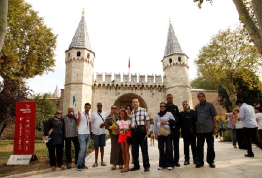 伊斯坦布尔主要景点，老城区，苏丹艾哈迈德清真寺，Grand Bazaar等。小团导游服务【探索托普卡帕宫及后宫，一窥苏丹居所 穿越时光，了解这座建于6世纪的阿亚索菲亚大清真寺。 欣赏苏丹艾哈迈德清真寺精美的手工蓝色伊兹尼克瓷砖和六座雄伟的宣礼塔。】