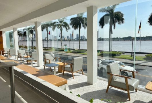 金边晨间咖啡之旅【酒店接机后直接前往一家当地咖啡馆，咖啡馆的装饰融合了高棉传统风格。 Co & Bloom 是一家提供植物基咖啡和工艺品的咖啡馆，旁边还有一家 Cafe & Eatery，可以欣赏到熙熙攘攘的城市美景。 游览结束时，您将欣赏到四条河流交汇于繁忙的河滨地带的壮丽景色，以及滨河大道和皇家宫殿的景色。】