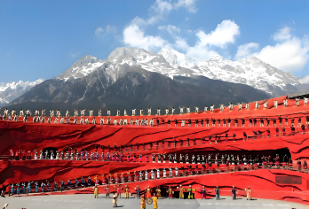 丽江玉龙雪山景区：云杉坪+蓝月谷+印象丽江一日游（日照金山）【（精选线路）品质线路，旅游套餐玉龙雪山云杉坪小索道一日游，全程用车无缝接送、为您带来舒适的旅行体验。】