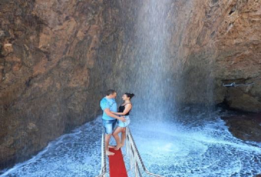 从安塔利亚和贝莱克出发：拉拉休闲游船之旅，含游泳停靠点和午餐【享受沿着拉拉海岸线的宁静放松游船之旅，途中可停靠游泳 在杜登瀑布附近驻足，欣赏瀑布与地中海交汇的壮丽景色 在宁静无派对的氛围中，享用船上自助午餐并畅饮软饮】