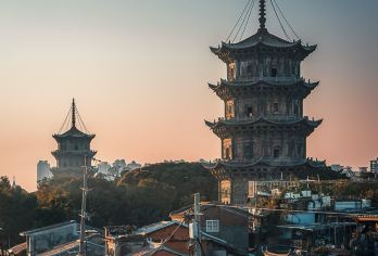 开元寺+西街+清源山+蟳埔村【可泉州站/南站/晋江机场接送】【[优选出行推荐]包车小团出行，司机全程陪同讲解，车辆直达景区，精品出行舒适省心游，纯玩无购物套路。】
