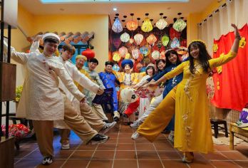 岘港：奥黛试穿体验秀【穿上传统奥黛，像当地人一样探索岘港。漫步浪漫的爱情桥，探访山茶夜市。 在APEC公园、龙桥和灵寺拍摄令人惊叹的照片 欣赏精彩绝伦的奥黛表演，包括优雅的舞蹈和音乐。】