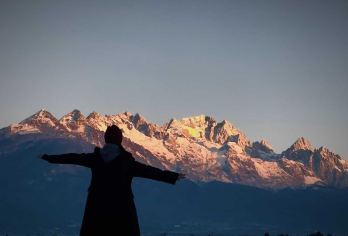 玉龙雪山日照金山+冰川公园+云堤岸一日游【咖啡丨索道官方票】【[尊享地点]私藏日照金山打卡地，不走寻常路，拒绝千篇一律】