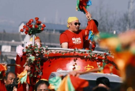 春节民俗嘉年华体验——盛大的民间舞蹈巡游【活力四射：观赏壮观的鼓乐舞蹈民俗巡游，在这片古老的黄土地上感受原始而富有节奏的澎湃活力。 跟随鼓点节奏，踏上中国**公路的旅程，在神话般的秦岭山脚下艺术村落欢庆新年 艺术与真实交融：探访独具特色的户县农民画博物馆，领略当地农民创作的色彩鲜明、风格大胆的民间艺术。】