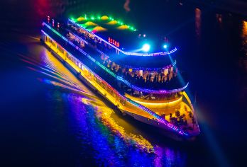 宜昌交运长江夜游游船【[热销中]过船闸体验水涨船高】【沿途欣赏依山傍水的美丽异常独具滨江园林特色的城市风貌，感受城市与山水交融、江风轻抚的惬意与畅快!】