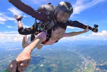 苏州澄湖跳伞基地一日游【4000米直升机湖景跳伞】【[刺激嗨玩]4000米高度直升机湖景跳伞，高清摄像跟拍】