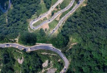 梅山水库+马鬃岭风景区一日游【红韵绿境◆2-8人小团】【马鬃岭探秘原始森林；梅山水库览翠竹山水；红军广场感悟峥嵘。2-8人小团，饱览皖西红绿交融之美。】