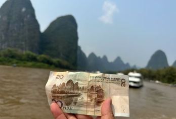 桂林：漓江一日私人游船之旅，配备英语司机【可以选择三星级或四星级船只。 探索桂林和阳朔举世闻名的秀丽风光 从您当地酒店出发的往返私人交通服务让出行更加轻松便捷。】