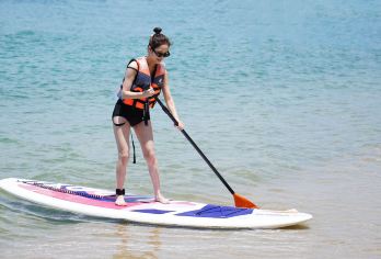 【广东汕尾红海湾】双人浆板冲浪体验+免费淡水冲淡+免费停车【水质清澈，近岸浅水区能见度可达5-8米以上（天气晴好时），阳光直射海底，形成“果冻海”】