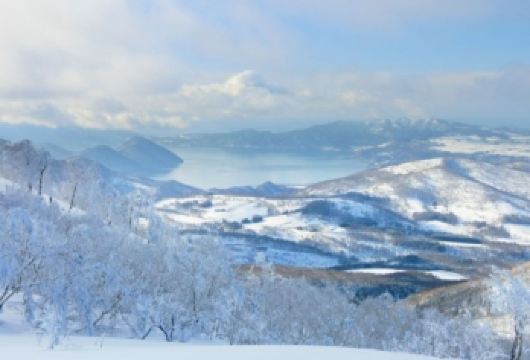 【9人团】登别+昭和新山/支笏湖冰涛节+洞爷湖展望台1日游【登别地狱谷蒸腾的热气与纯白雪花在夕阳下交织成香槟色的薄纱，不冻湖洞爷湖美景在白雪的映衬下更显清透蔚蓝】