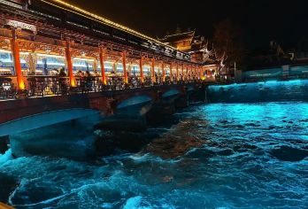 【2-8人小团】都江堰景区+钟书阁+仰天窝+夜景蓝眼泪一日游【[Mini小团]2-8人精致小团，旅行就要自在】