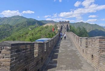慕田峪长城和明十三陵全包私人旅游【持VIP快速通行证避开慕田峪长城的人潮 参观长城和三陵 轻松无忧的一天：包含私人交通、英文导游和午餐】