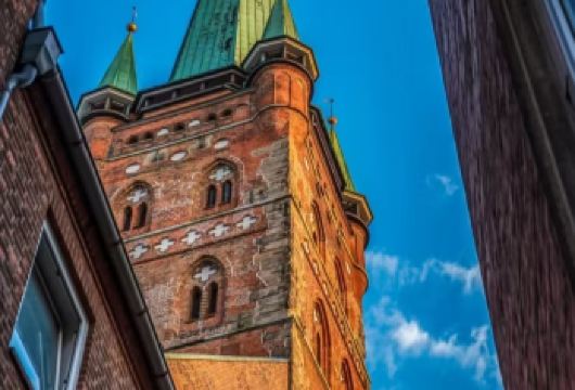 德国汉堡吕贝克古镇一日游【汉堡市区接送机/包车/地陪翻译】【景点安排： 霍尔斯滕门-圣玛丽教堂·特拉夫河·欧洲汉萨博物馆-感受自然风光与历史文化的双重洗礼】