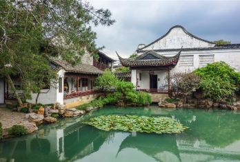 沧浪亭和网师园私人半日游【引导深入了解宋/明园林设计哲学——“垂钓休憩”的象征意义和“以小见大”的原则。 在一次深刻的半天哲学之旅中，比较明代的隐居智慧（网师）与宋代的文人自然融合（沧浪）。 探索沧浪亭独特的 108 个带图案的走廊窗户和“入前景”设计，这是被联合国教科文组织列为宋代杰作。】