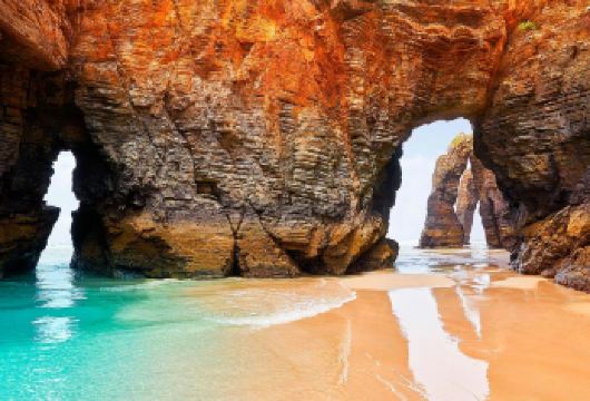 圣地亚哥出发：大教堂海滩+卢戈古城一日游 | 潮汐时间专设【探秘“大教堂海滩”：天然石拱与海蚀洞群，宛如巨型教堂，被誉为世界至美海岸奇观之一。】